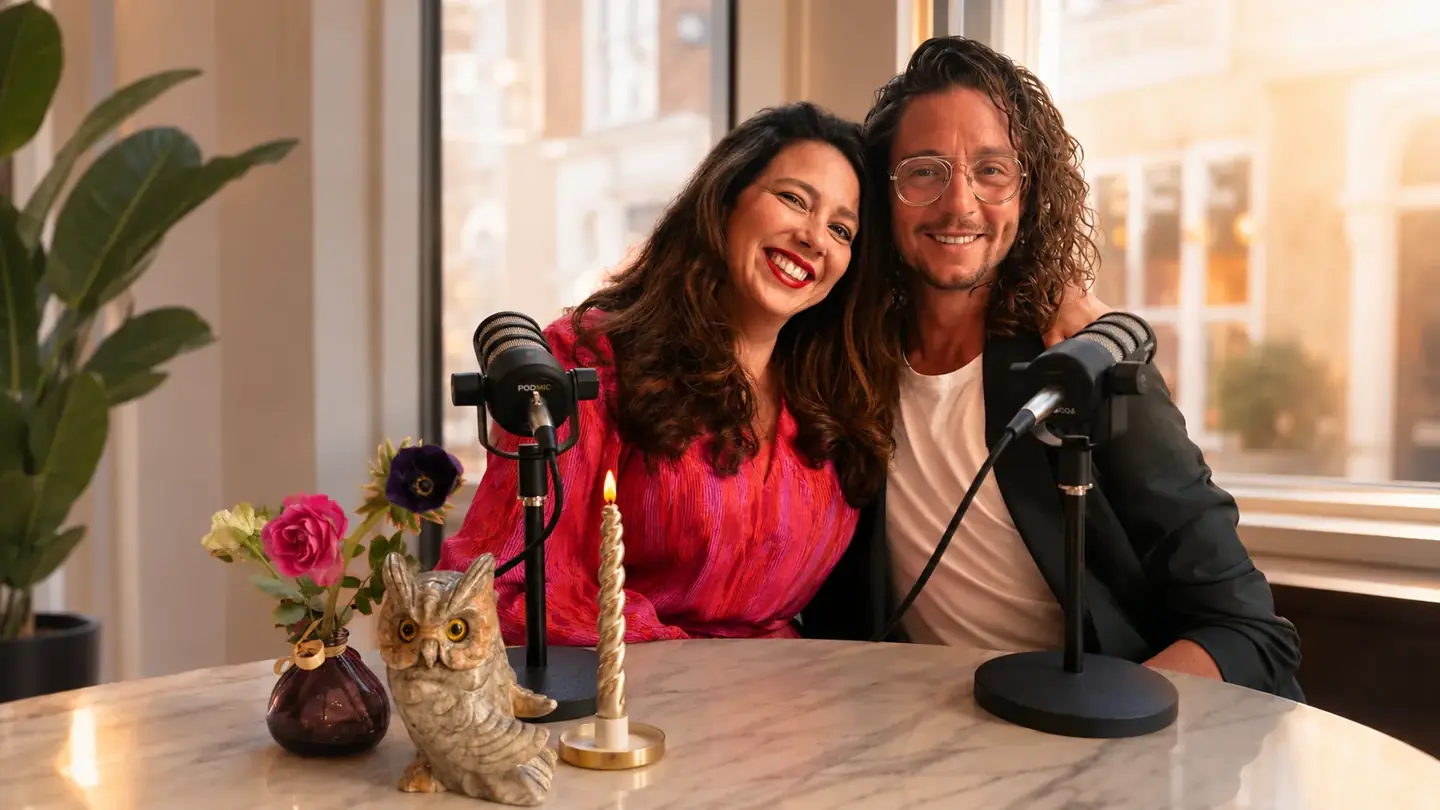 Bart Christiaens achter de microfoon tijdens een podcastopname over familieopstellingen
